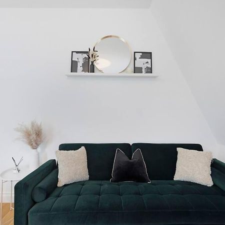 Roomy One Bed Loft Apartment 비숍스토포드 외부 사진