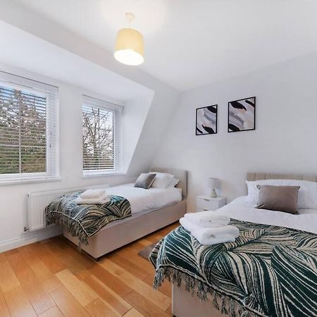 Roomy One Bed Loft Apartment 비숍스토포드 외부 사진