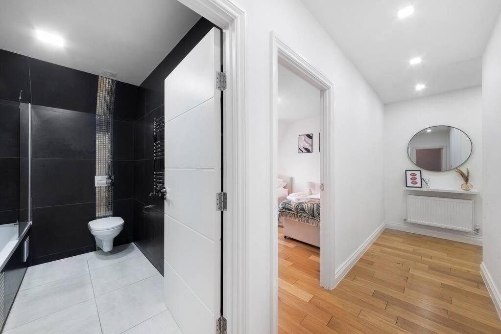 Roomy One Bed Loft Apartment 비숍스토포드 외부 사진