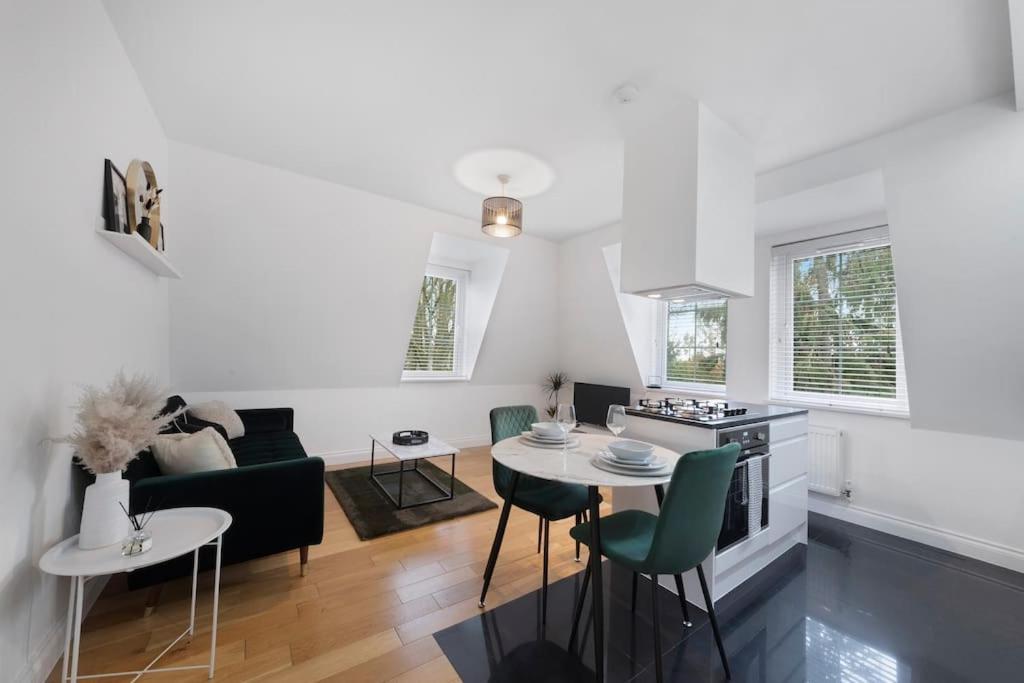 Roomy One Bed Loft Apartment 비숍스토포드 외부 사진