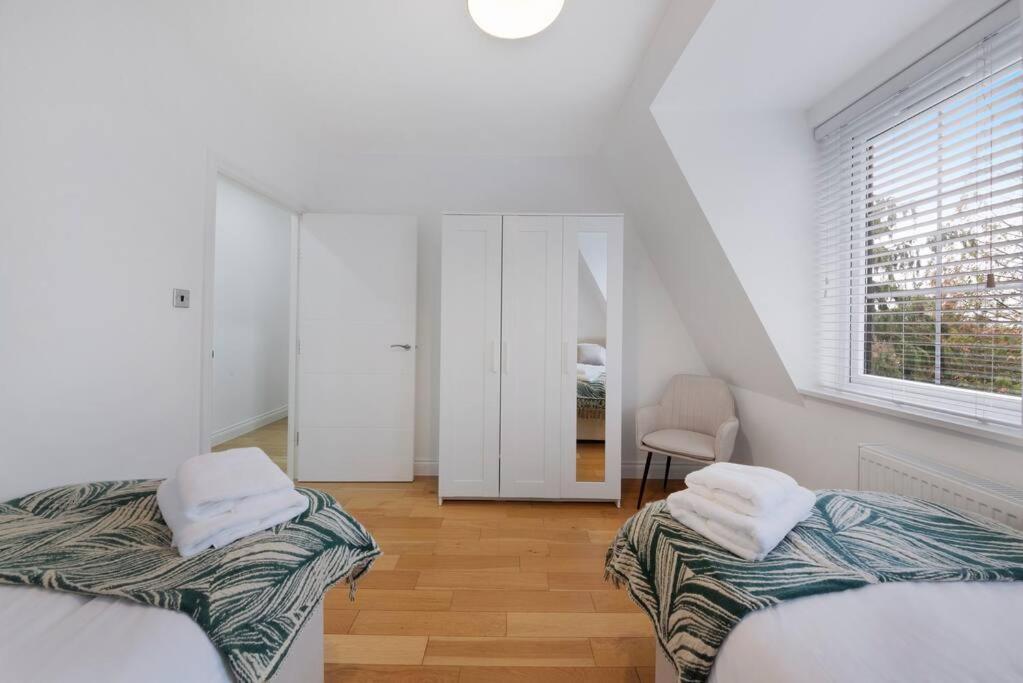 Roomy One Bed Loft Apartment 비숍스토포드 외부 사진