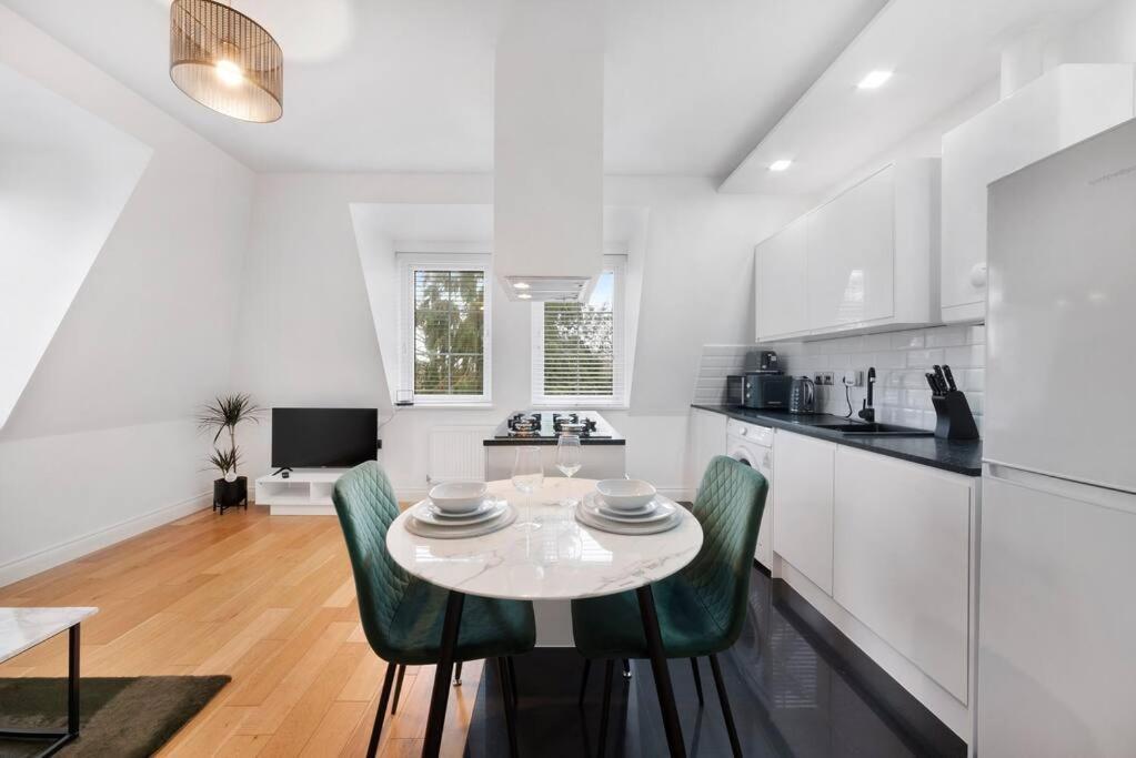Roomy One Bed Loft Apartment 비숍스토포드 외부 사진